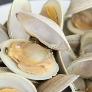 do live clams need to be cleaned before cooking and eating them