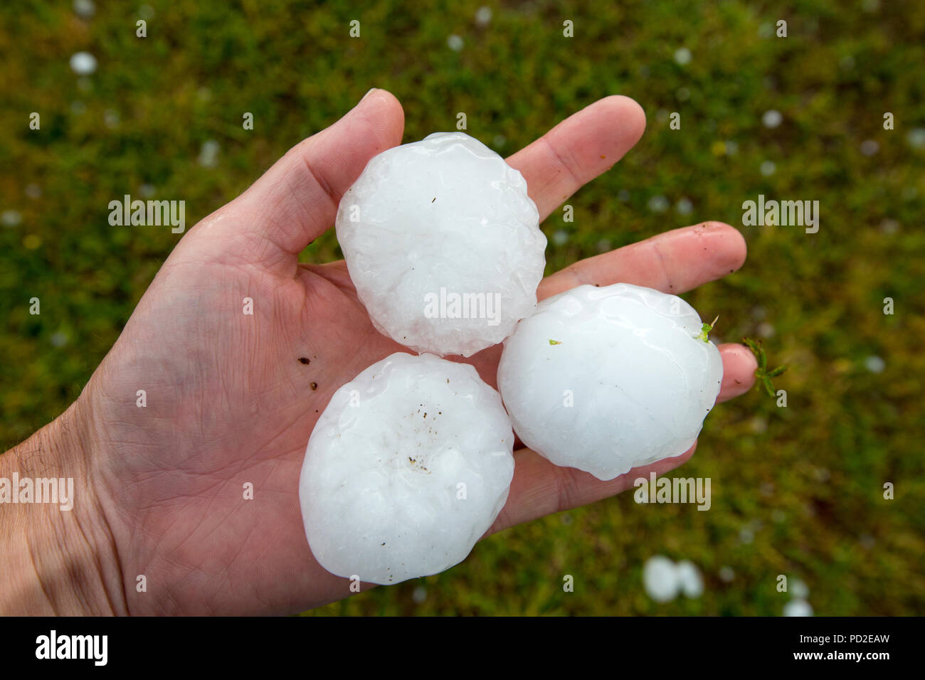 how big do hailstones get and what determines the size of hailstones during a thunderstorm