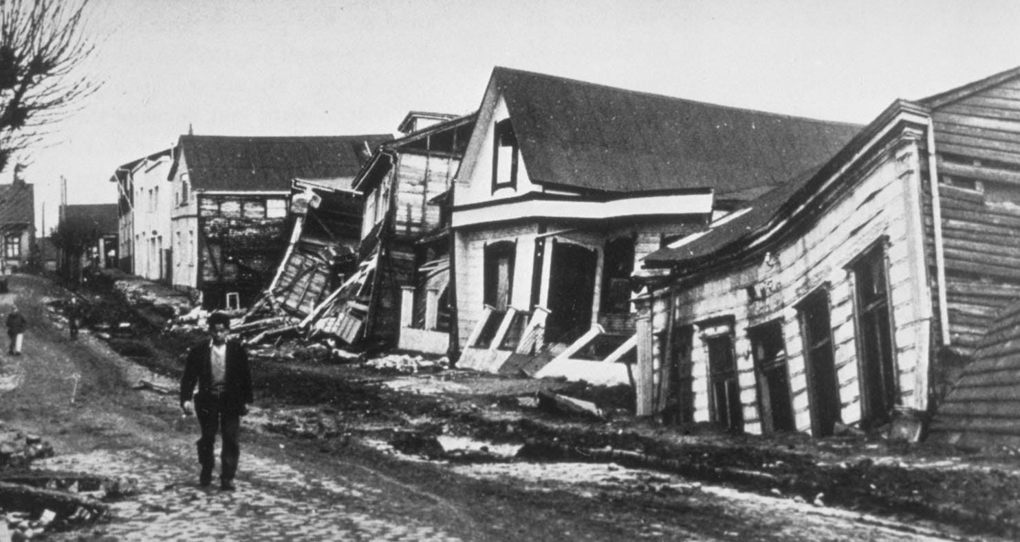 how big was the great quake of japan and how many people were killed