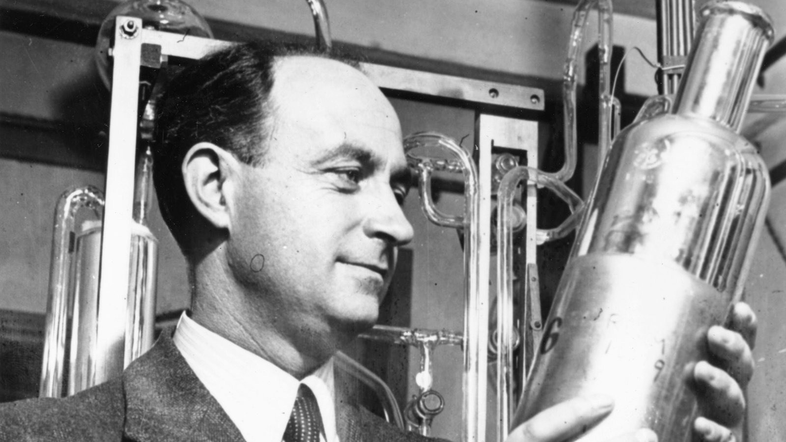 how did enrico fermi split the atom and how did fermi discover nuclear fission which produced energy