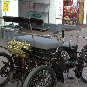 how did leonardo da vinci design the first car and when was the horseless carriage invented