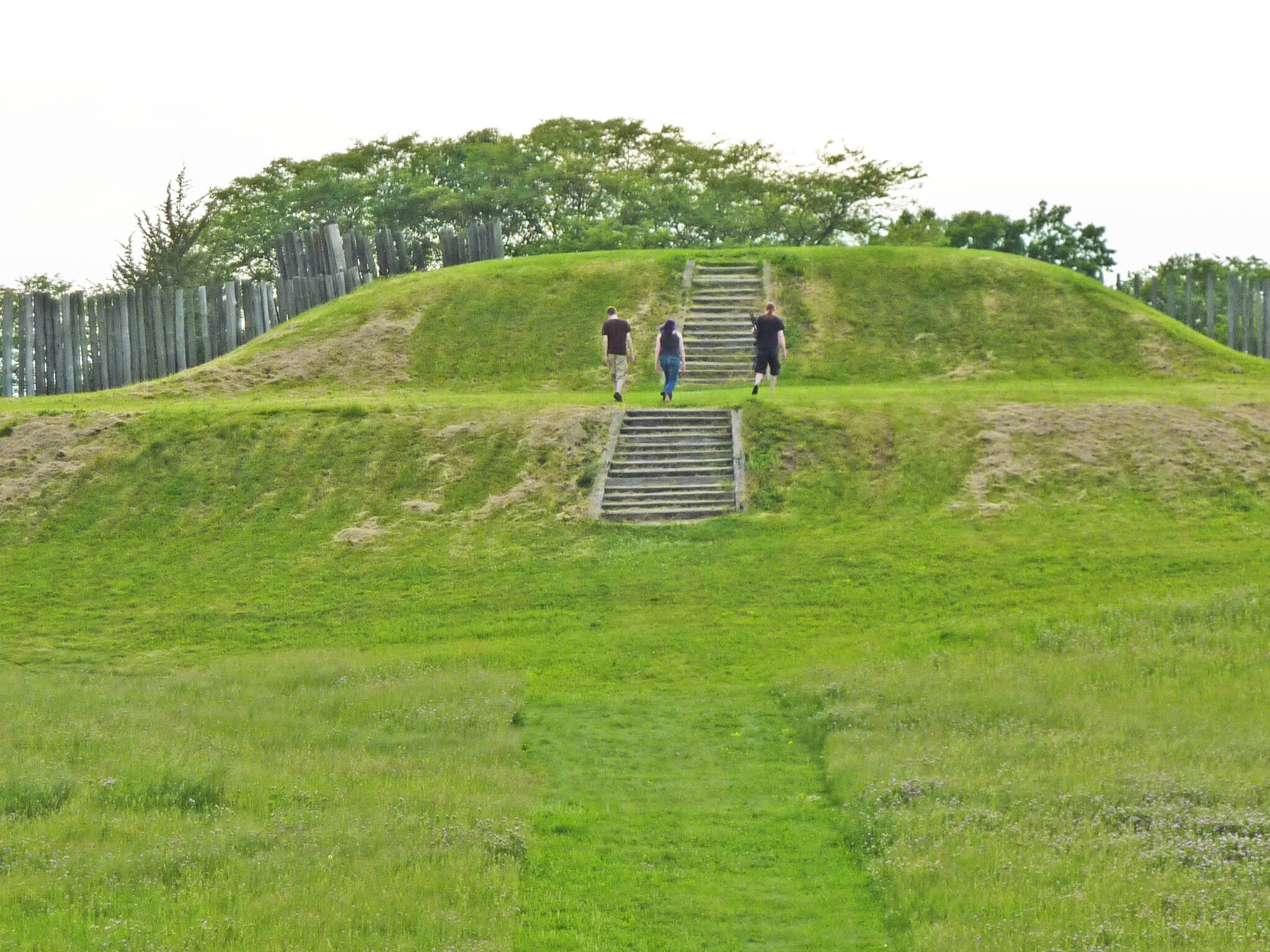 how did the mound builders live and who were the first and last mound builders in north america