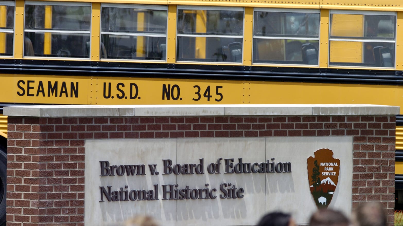 how did the supreme court ruling in brown v board of education help to end school segregation