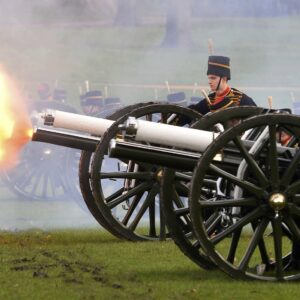 how did the twenty one gun salute originate and where did the tradition come from