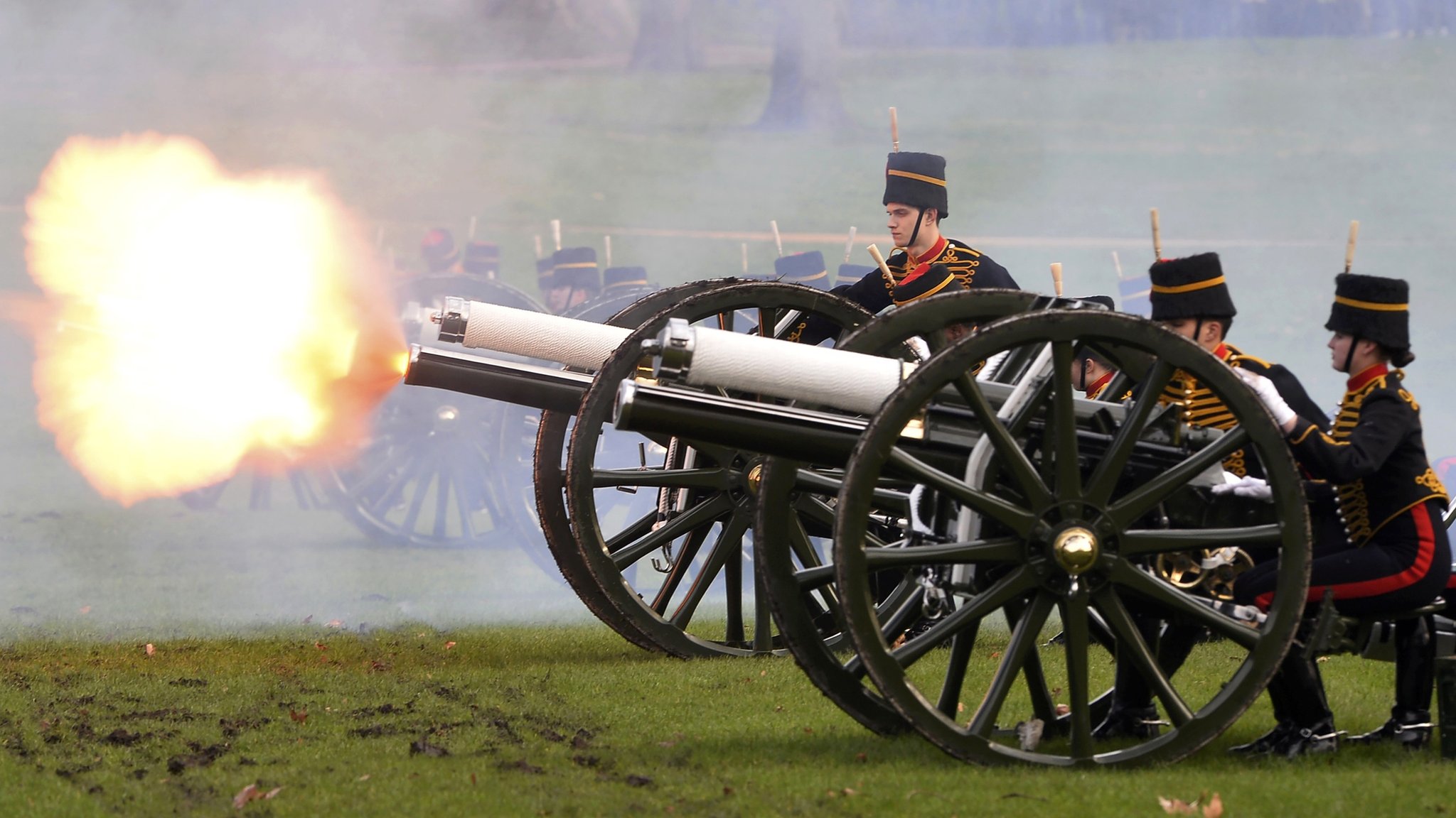 how did the twenty one gun salute originate and where did the tradition come from