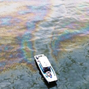 how do disaster recovery companies clean up oil spills in the ocean scaled