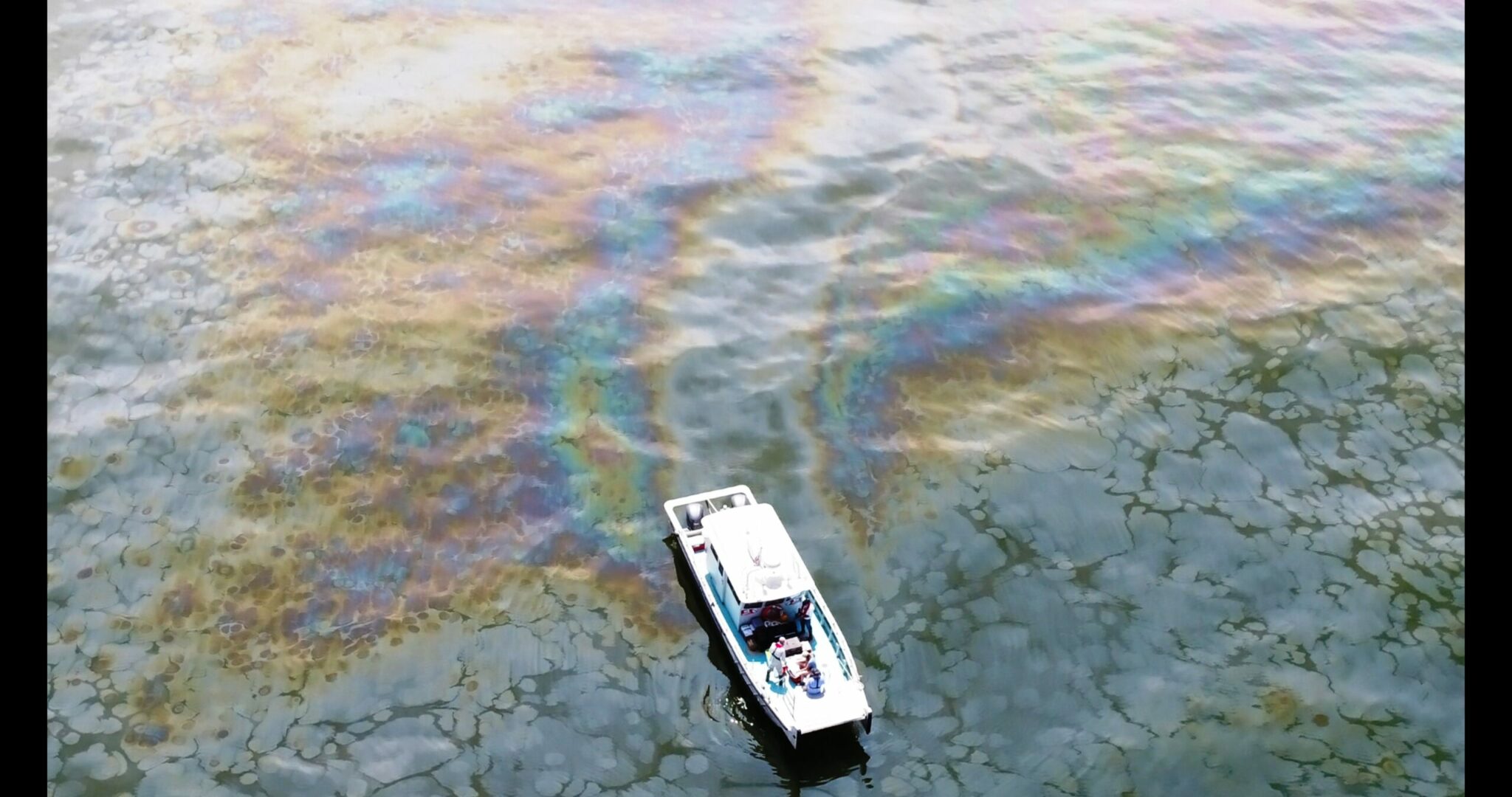 how do disaster recovery companies clean up oil spills in the ocean scaled