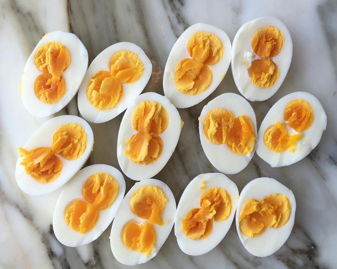 how do double yolk eggs form and are double yolk eggs safe to eat