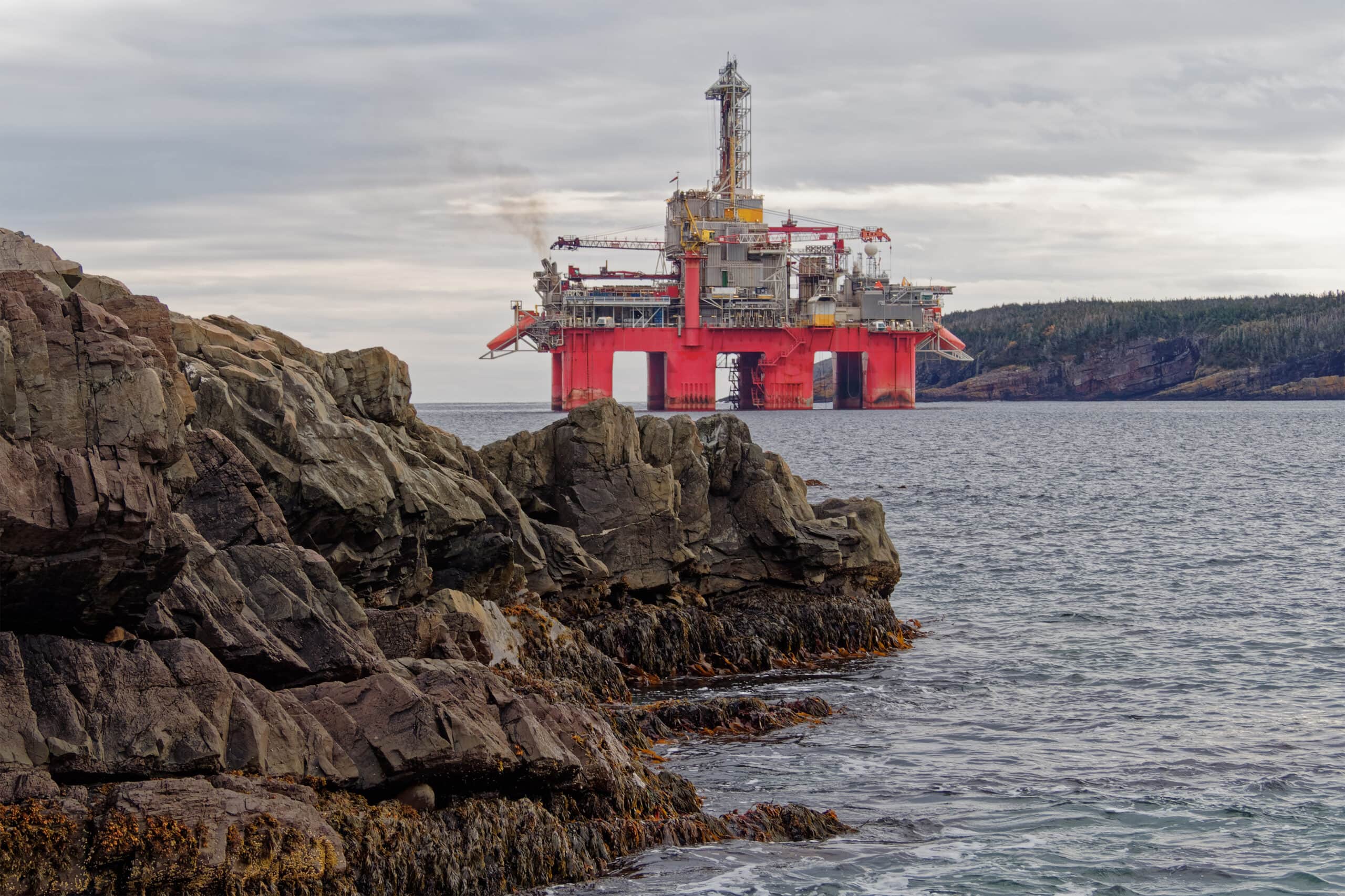 how do oil companies stop an oil well blowout that comes from a sea floor oil rig