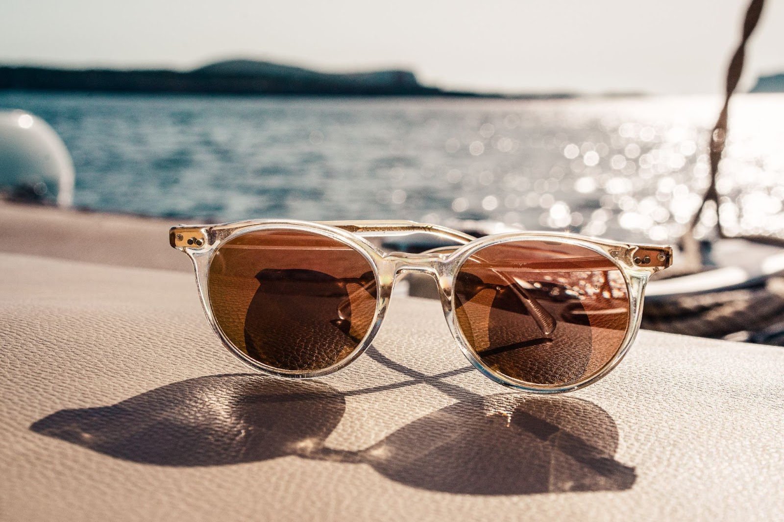 how do polarized sunglasses block out the glare without affecting your vision