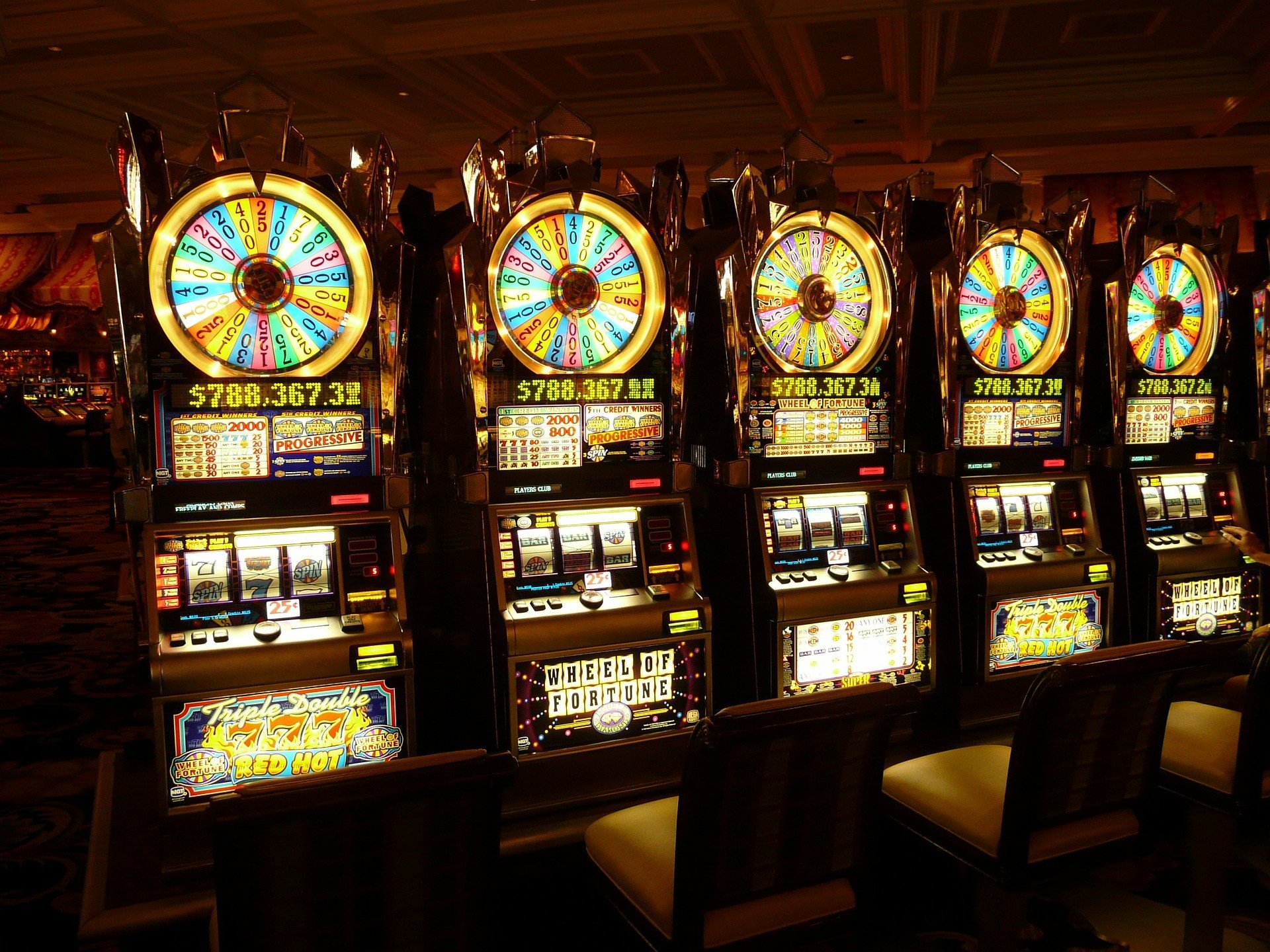 how do slot machine operators keep the odds in their favor and make money