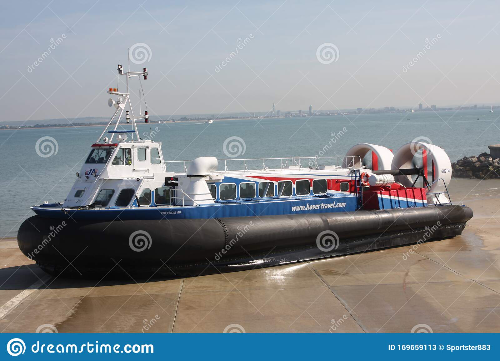 how does a hovercraft hover across the water