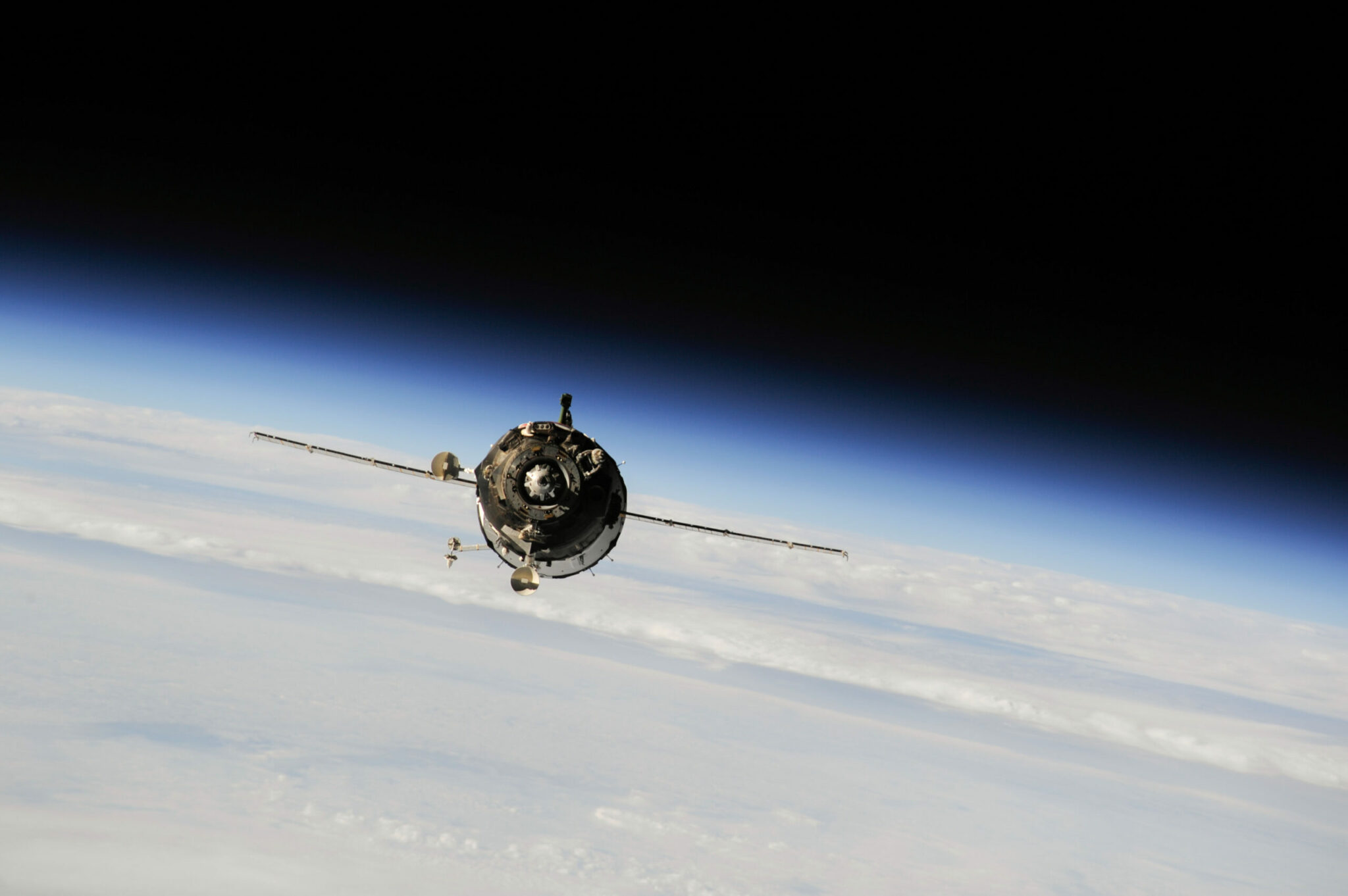 how many cosmonauts did the russian spacecraft vokshod 1 carry into orbit and what was the altitude record set scaled
