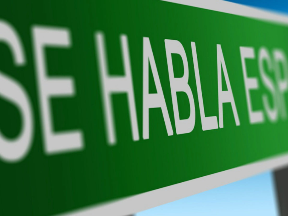 how many hispanics live in new york and what does se habla espanol mean in spanish