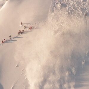how many people die in avalanches in the united states and what causes an avalanche scaled