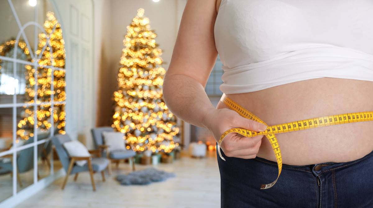 how much food do we eat over the christmas holidays and how much weight does the average person gain