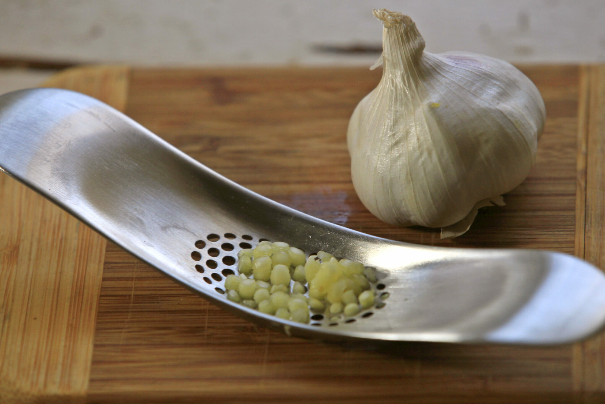 how much garlic should i use when cooking and why does chopped garlic have a stronger flavor scaled