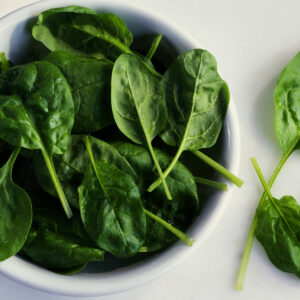 how much iron does spinach contain and is spinach really a good source of iron