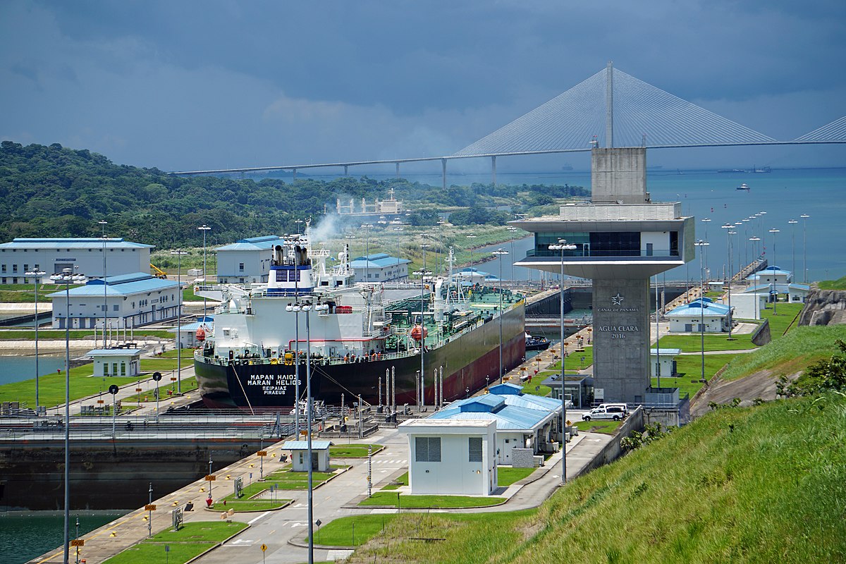in which directions do ships travel when they pass through the panama canal