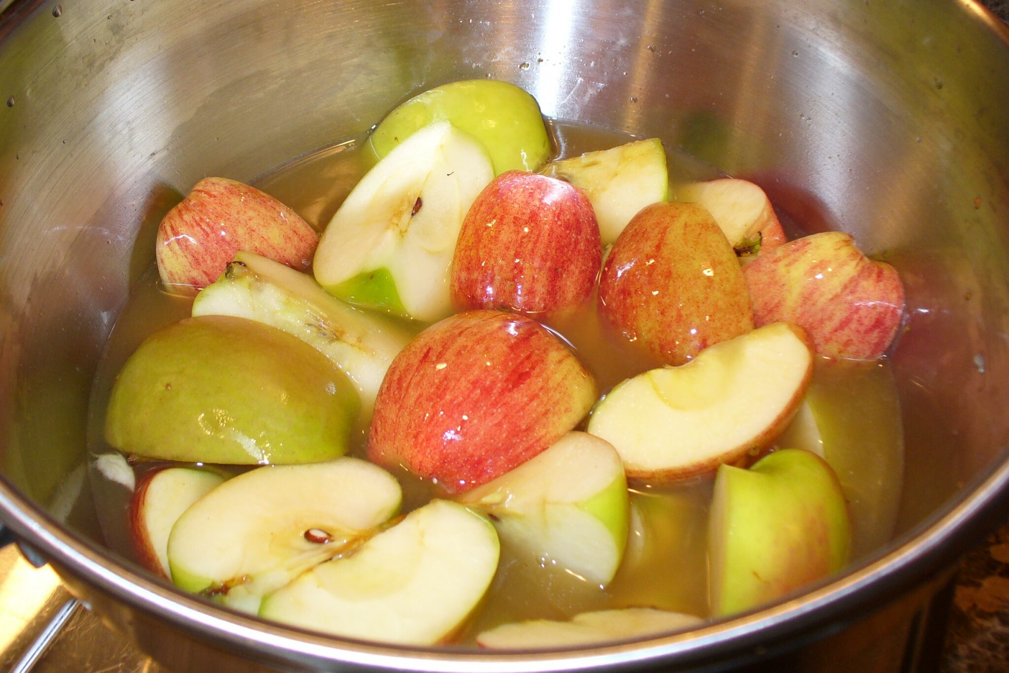 what causes fruit to turn brown when cut and how does lemon juice stop cut apples and pears from browning