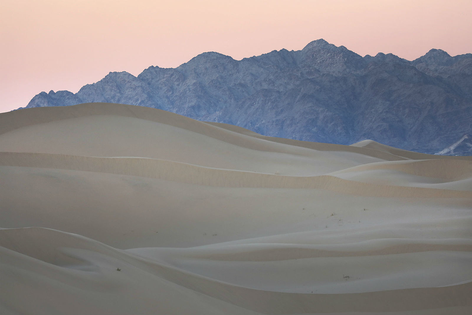 what causes singing sand dunes