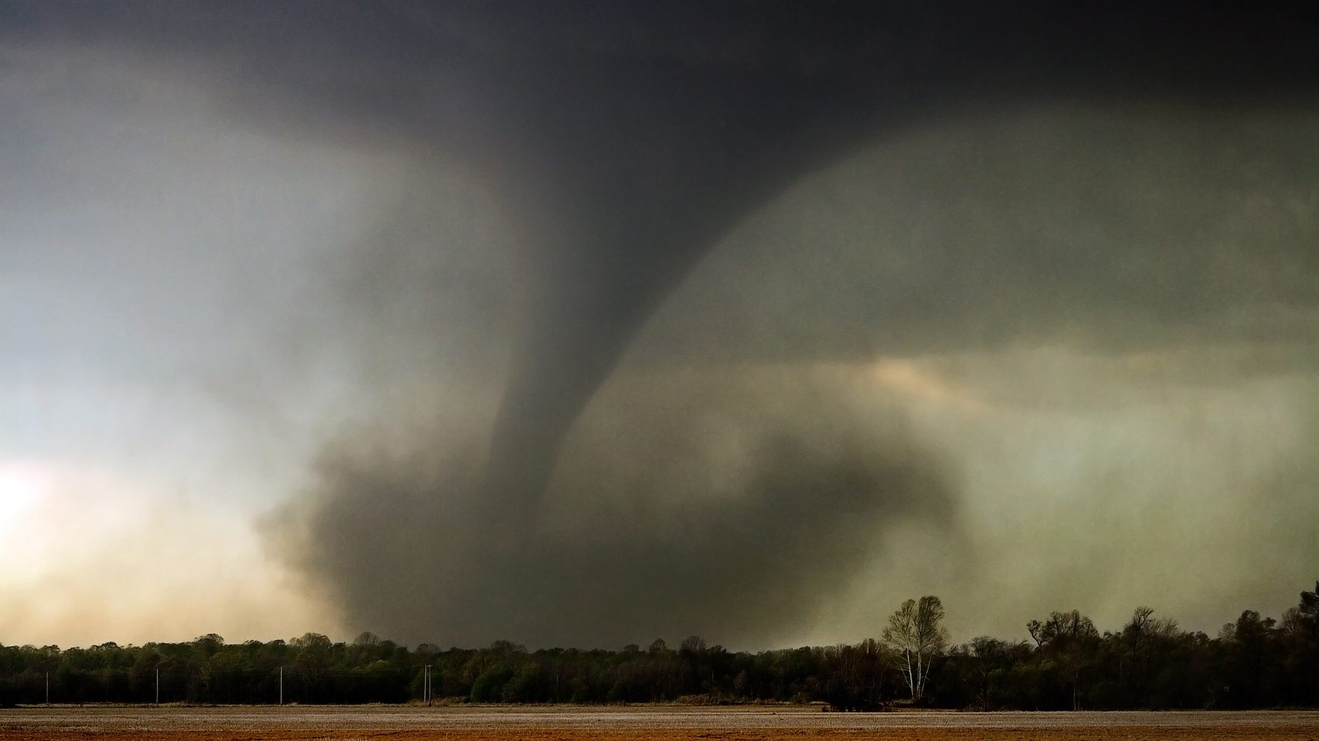 what does a tornado sound like