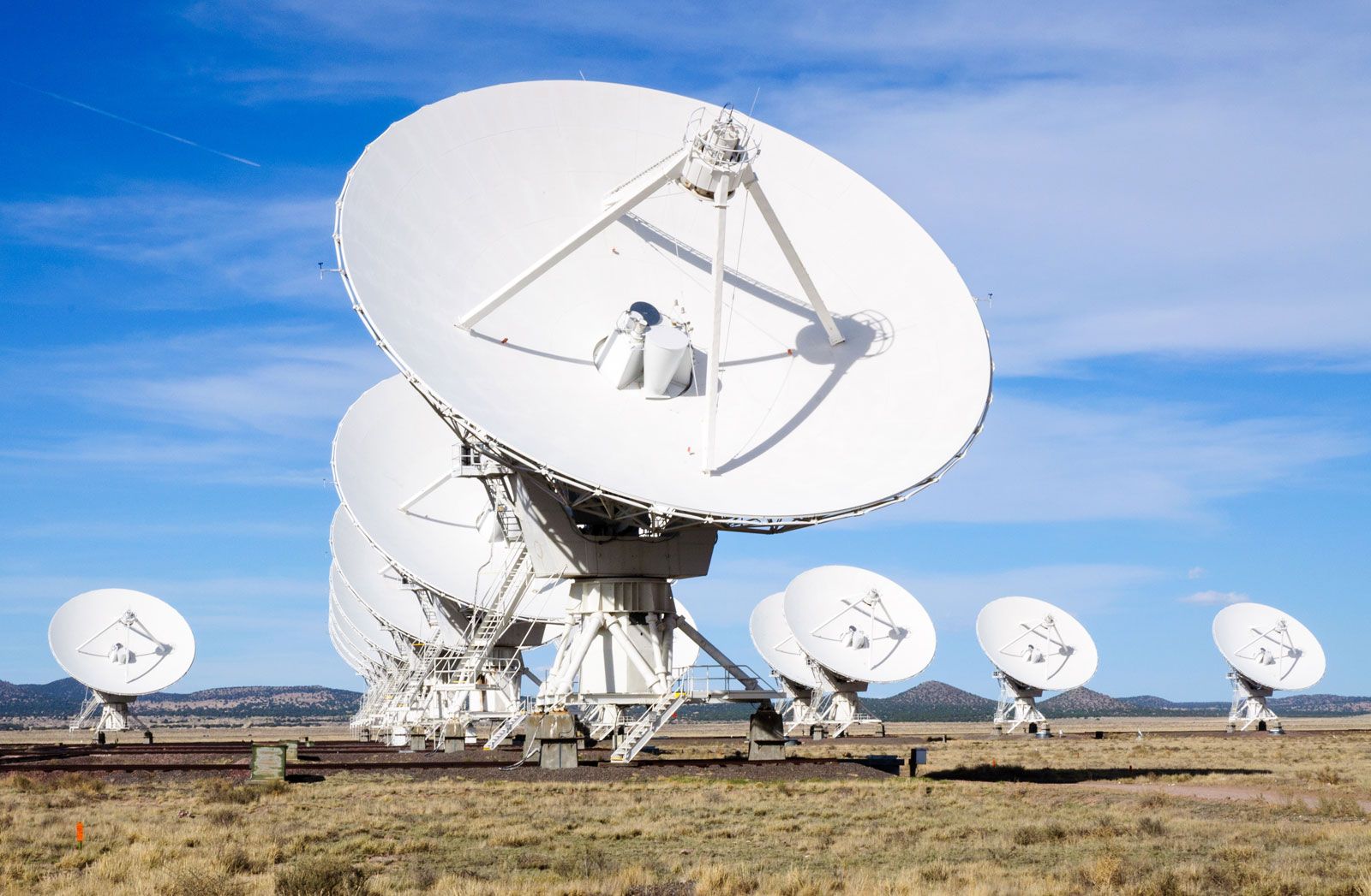 what is a radio telescope and how do radio telescopes help astronomers detect objects in the universe