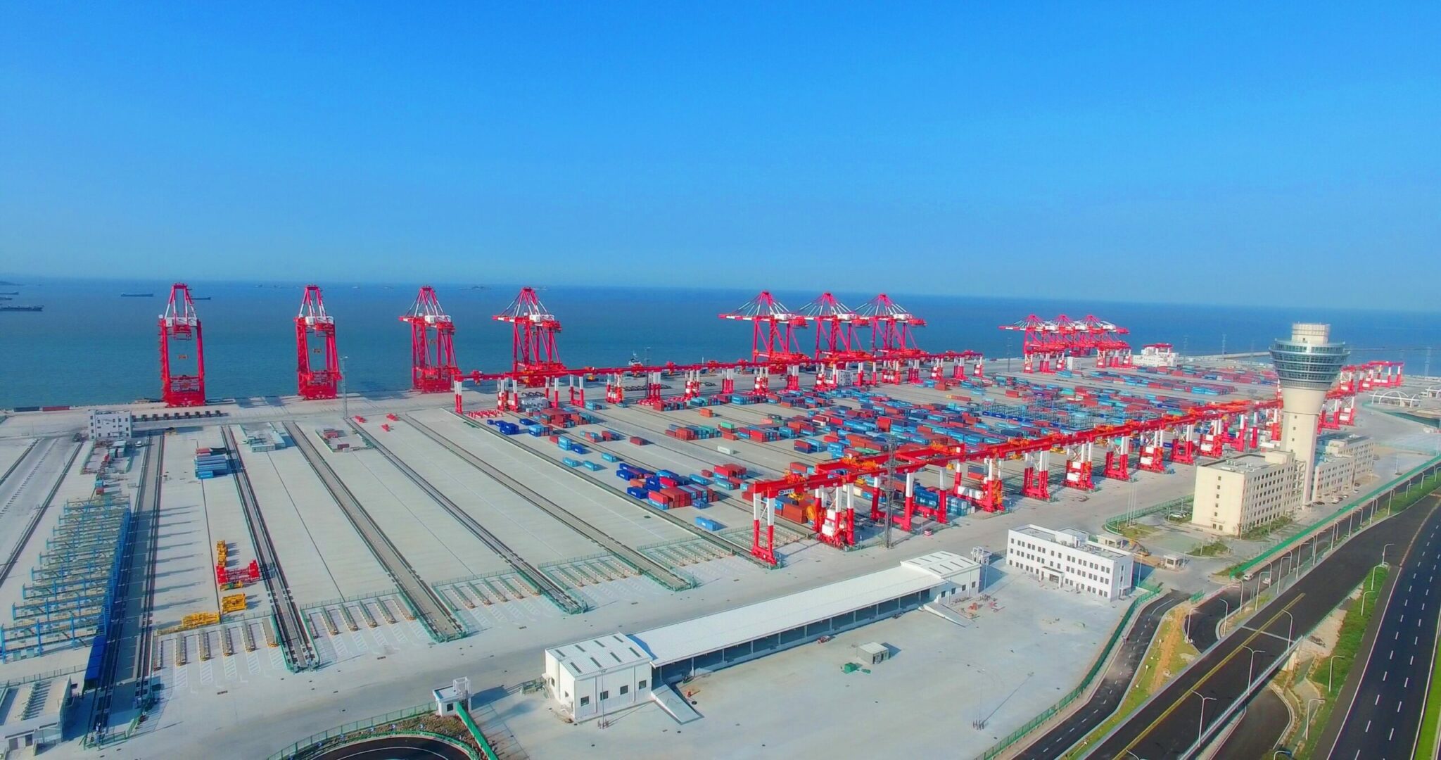 what is the busiest seaport in the world and when shanghai city become the worlds largest cargo port scaled