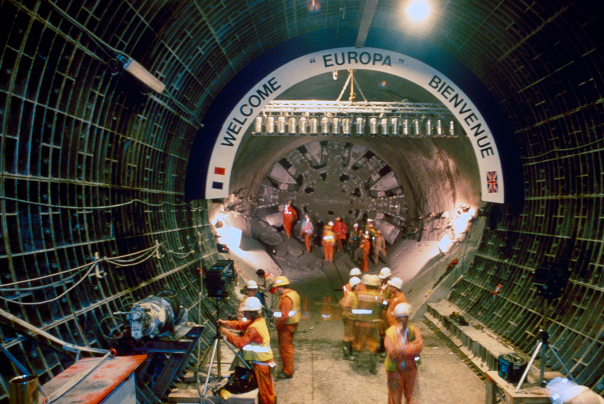 what is the chunnel and when was the channel tunnel project that links england and france completed