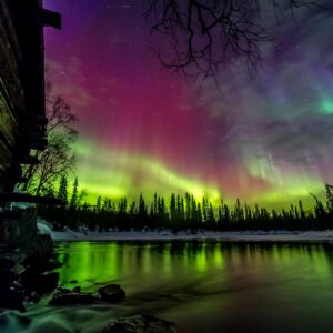 what is the difference between aurora borealis and aurora australis and why do auroras occur