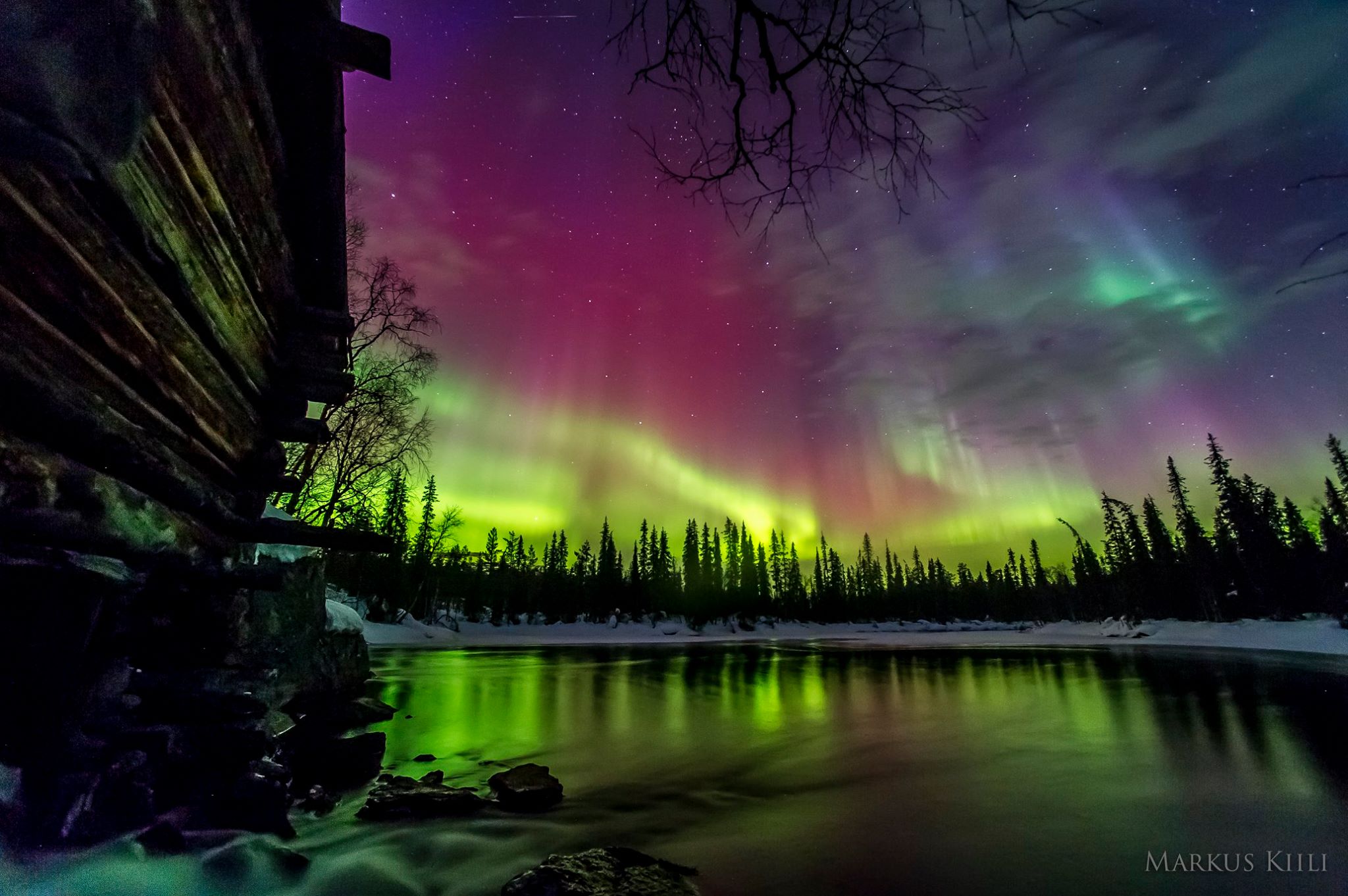 what is the difference between aurora borealis and aurora australis and why do auroras occur