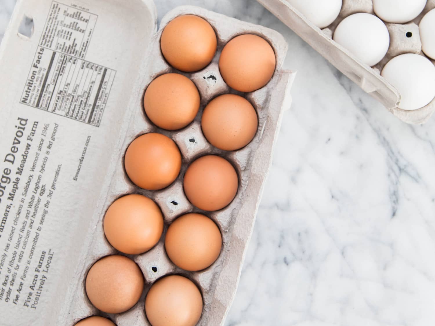 what is the difference between brown eggs and white eggs and are fertilized eggs more nutritious