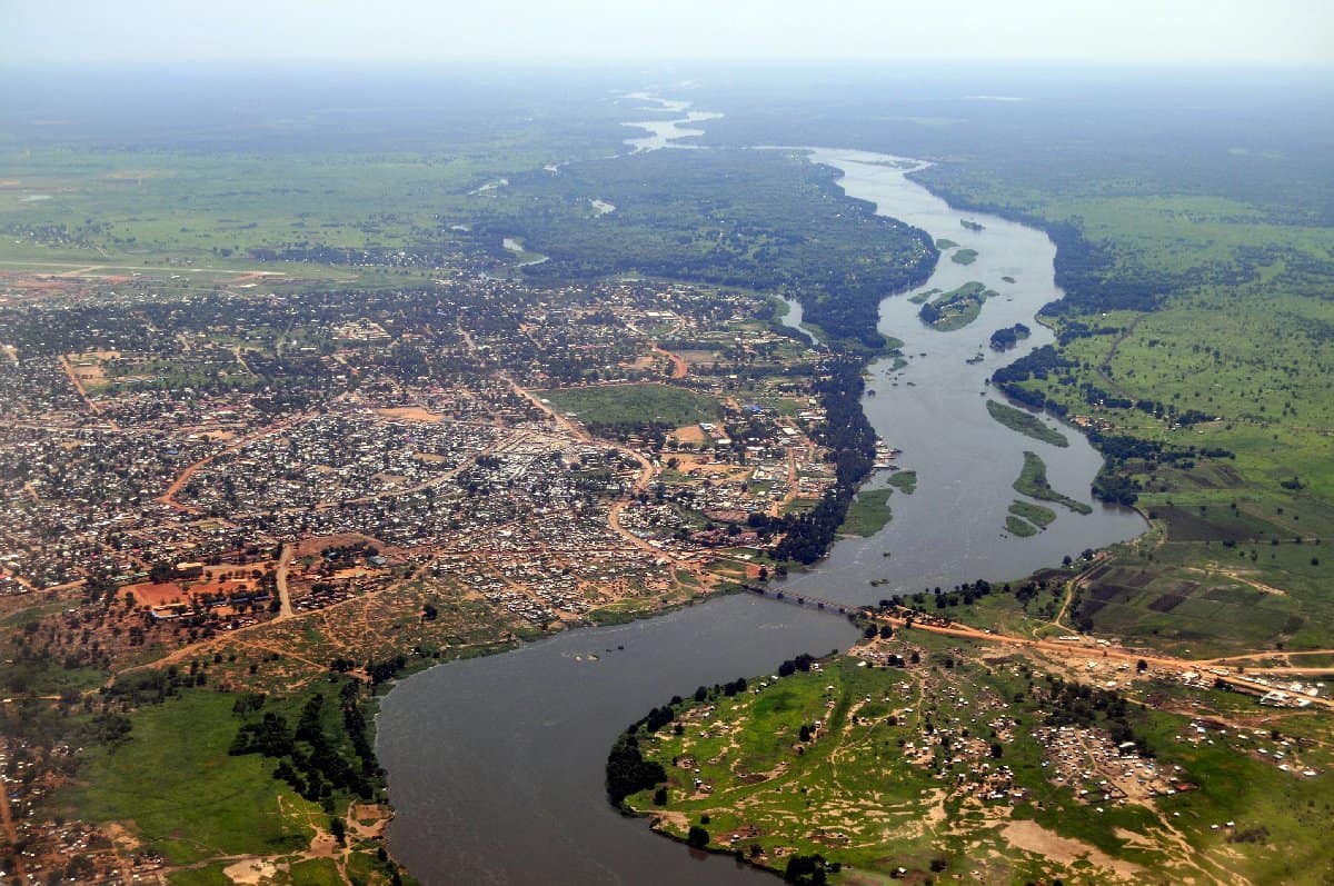 what is the difference between the white nile and the blue nile and in which countries are they located