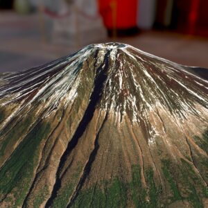 what is the highest mountain in japan and is mount fuji an active volcano
