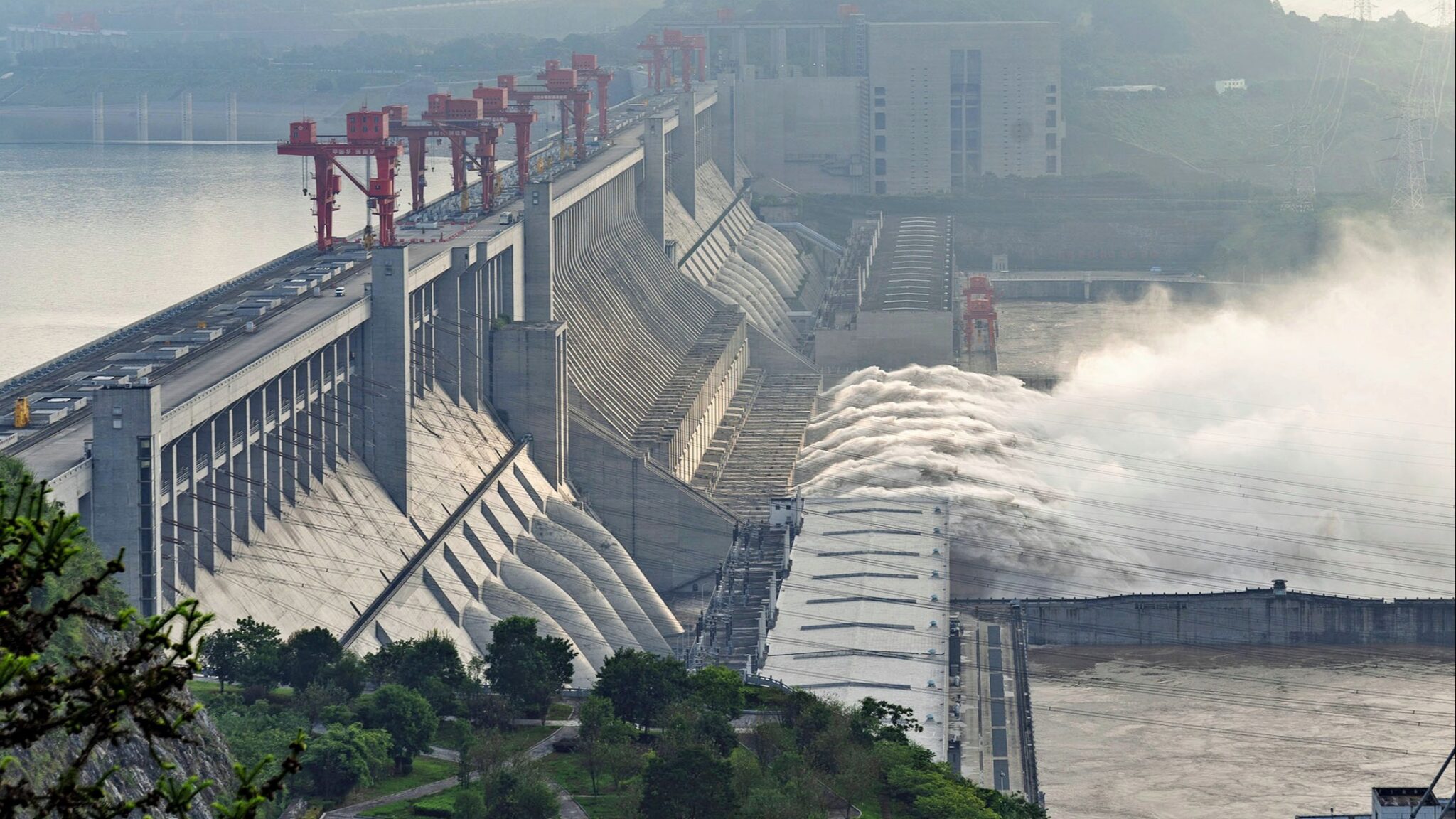 what is the largest hydroelectric dam in the world and where is the three gorges dam located in china
