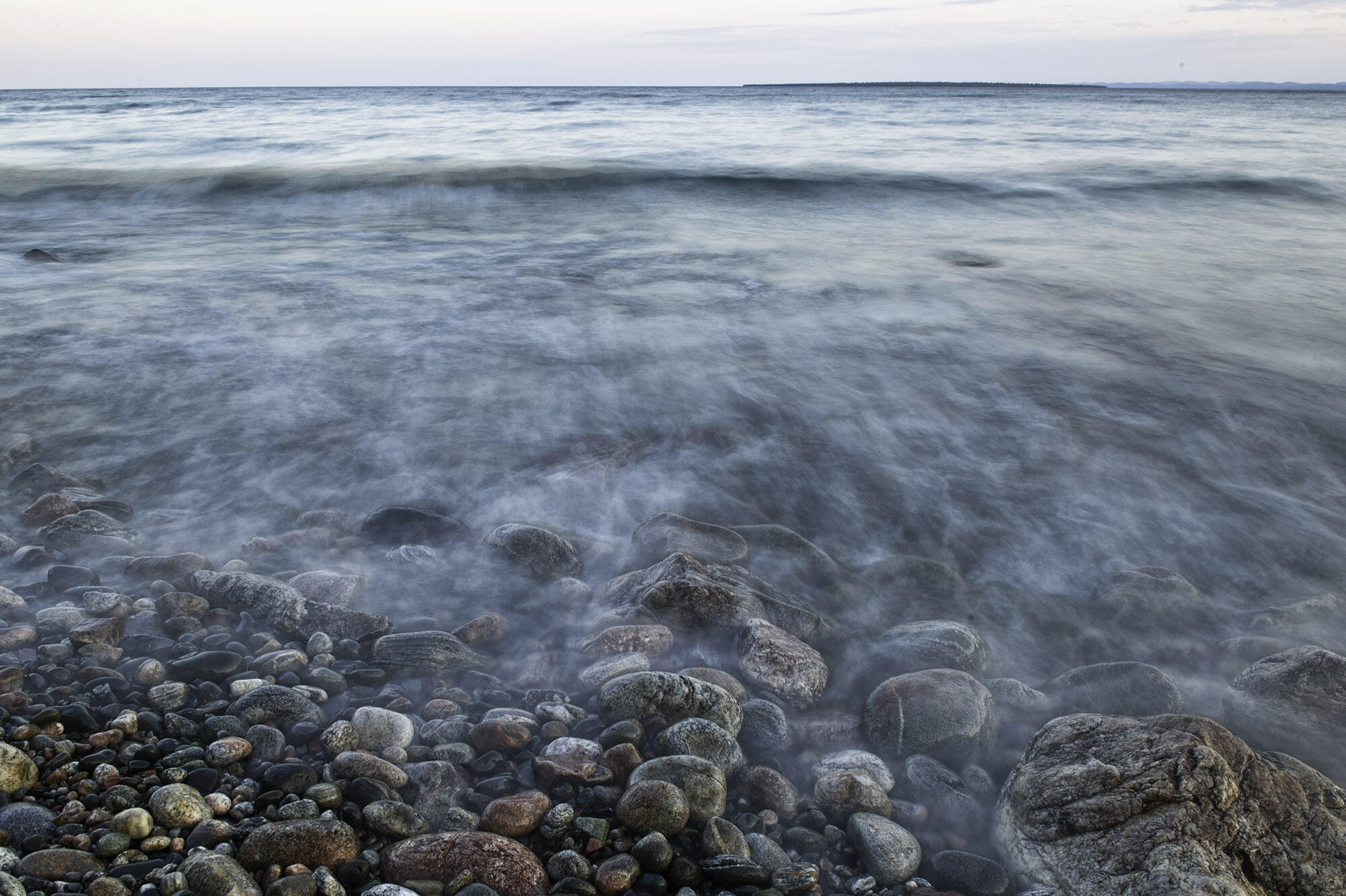 what is the largest lake in the united states and how big is lake superior