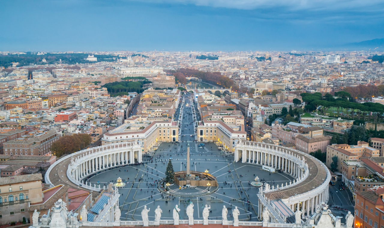 what is the smallest country in the world in land area and how many people live in vatican city