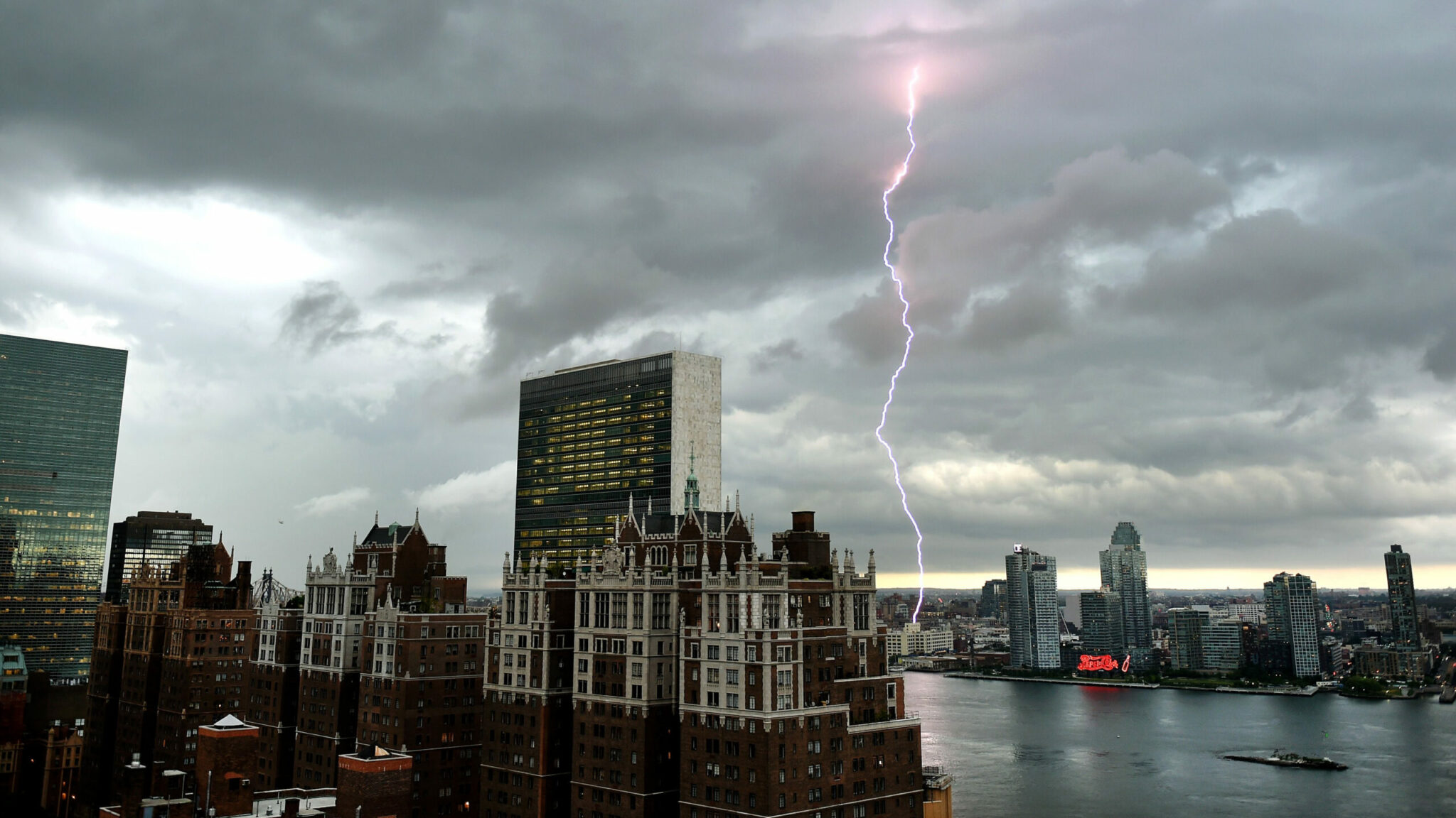 what should you do when youre caught in a lightning storm scaled