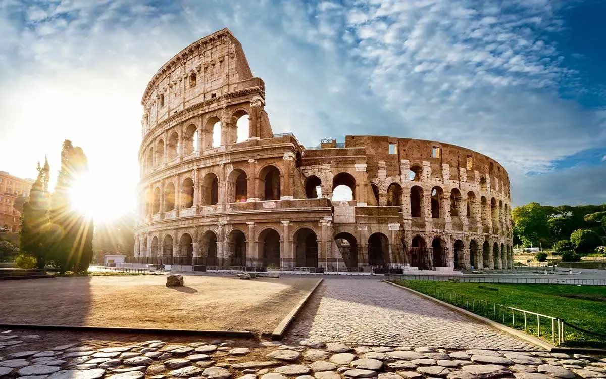 what was a typical day of entertainment at the roman colosseum