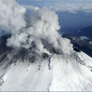 what was the biggest volcanic eruption in the world and how many people died when mount tambora erupted