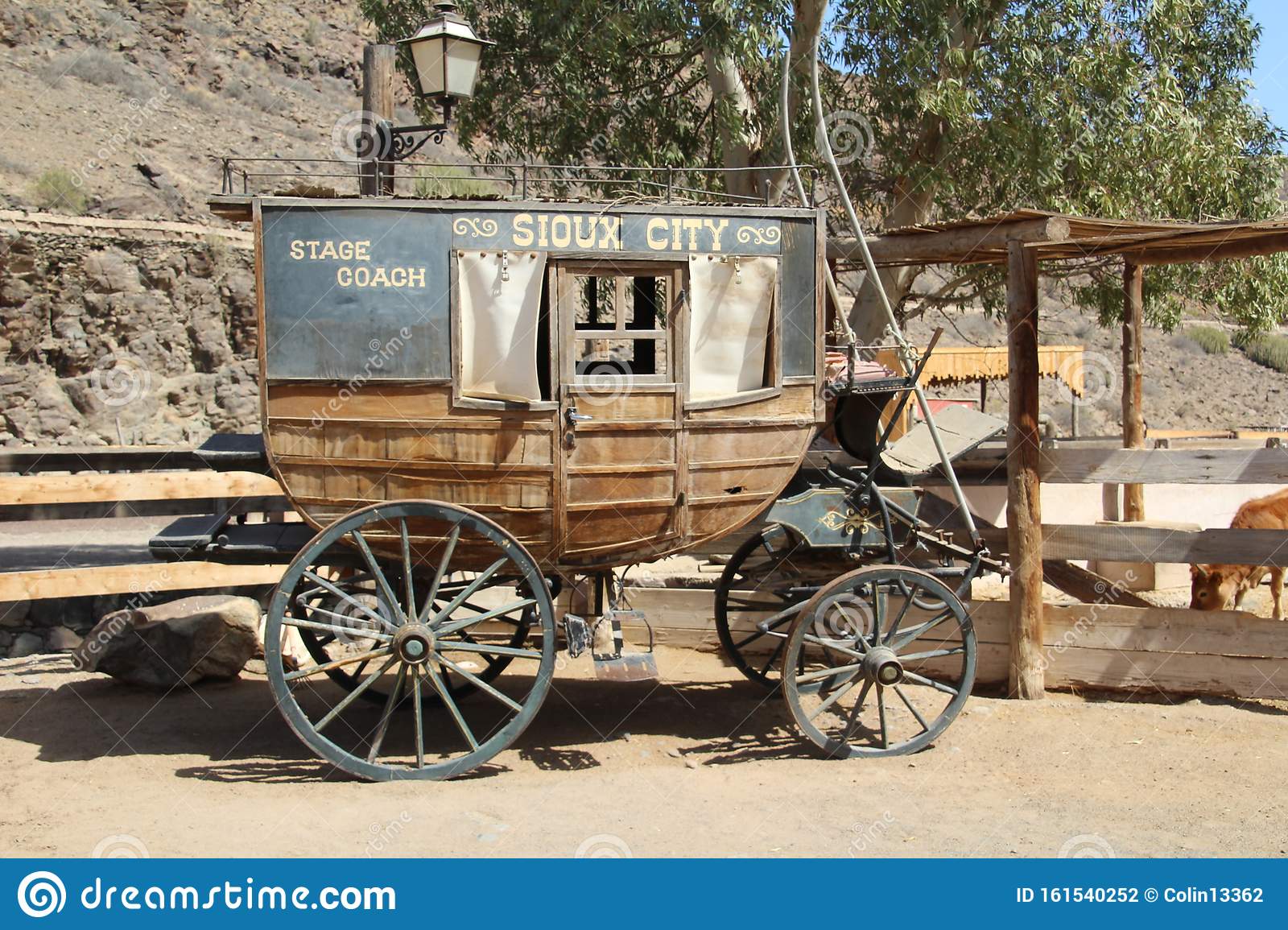what was the speed of a stagecoach in the old west