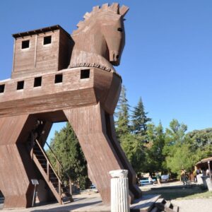 what was the trojan horse in greek mythology and how did odysseus use the trojan horse to defeat troy