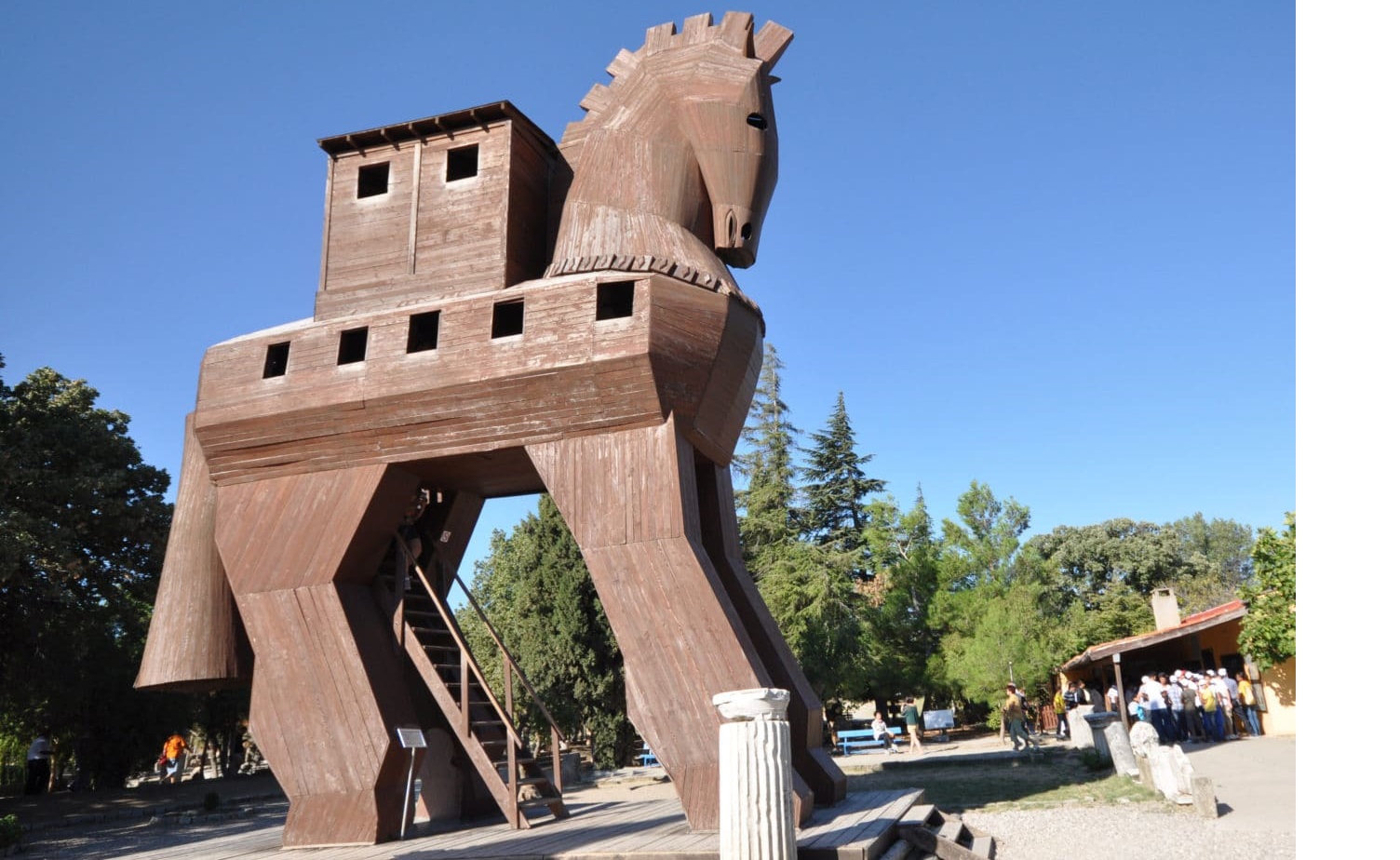 what was the trojan horse in greek mythology and how did odysseus use the trojan horse to defeat troy