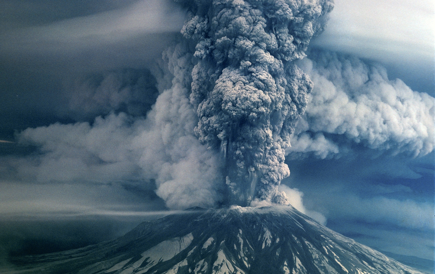 when did mount st helens in washington state erupt and how long did the eruption last