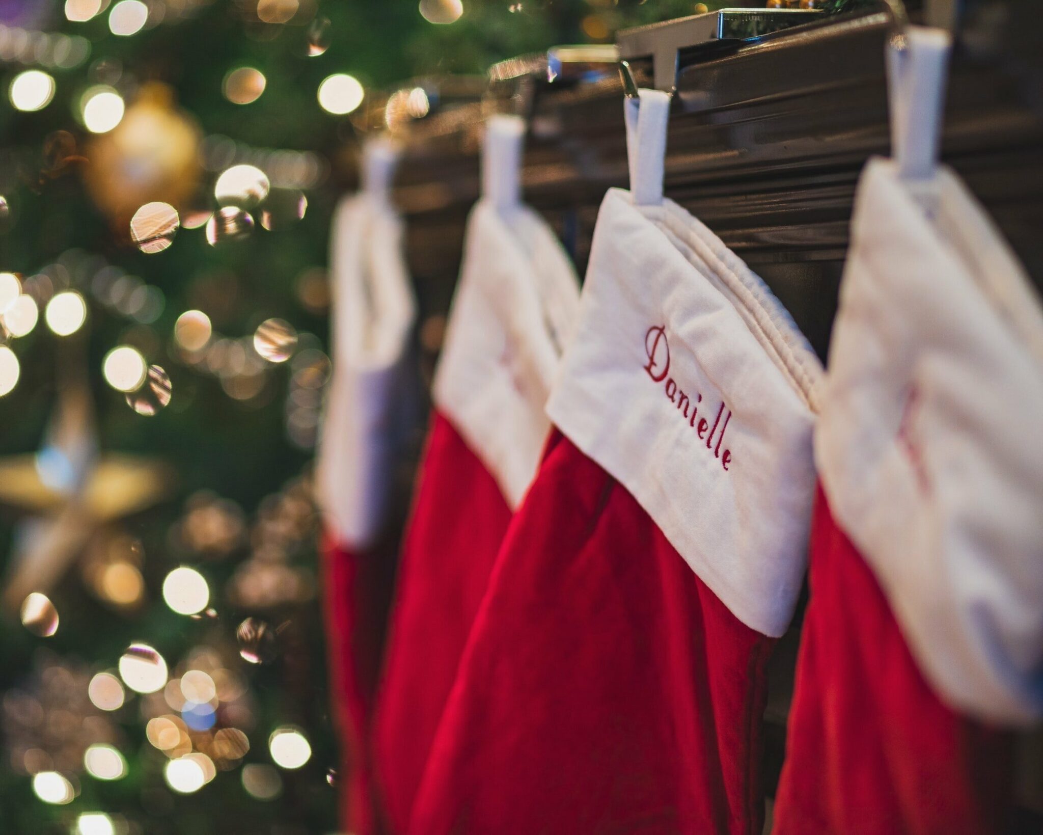 where did the tradition of hanging stockings at christmas come from and what does it symbolize