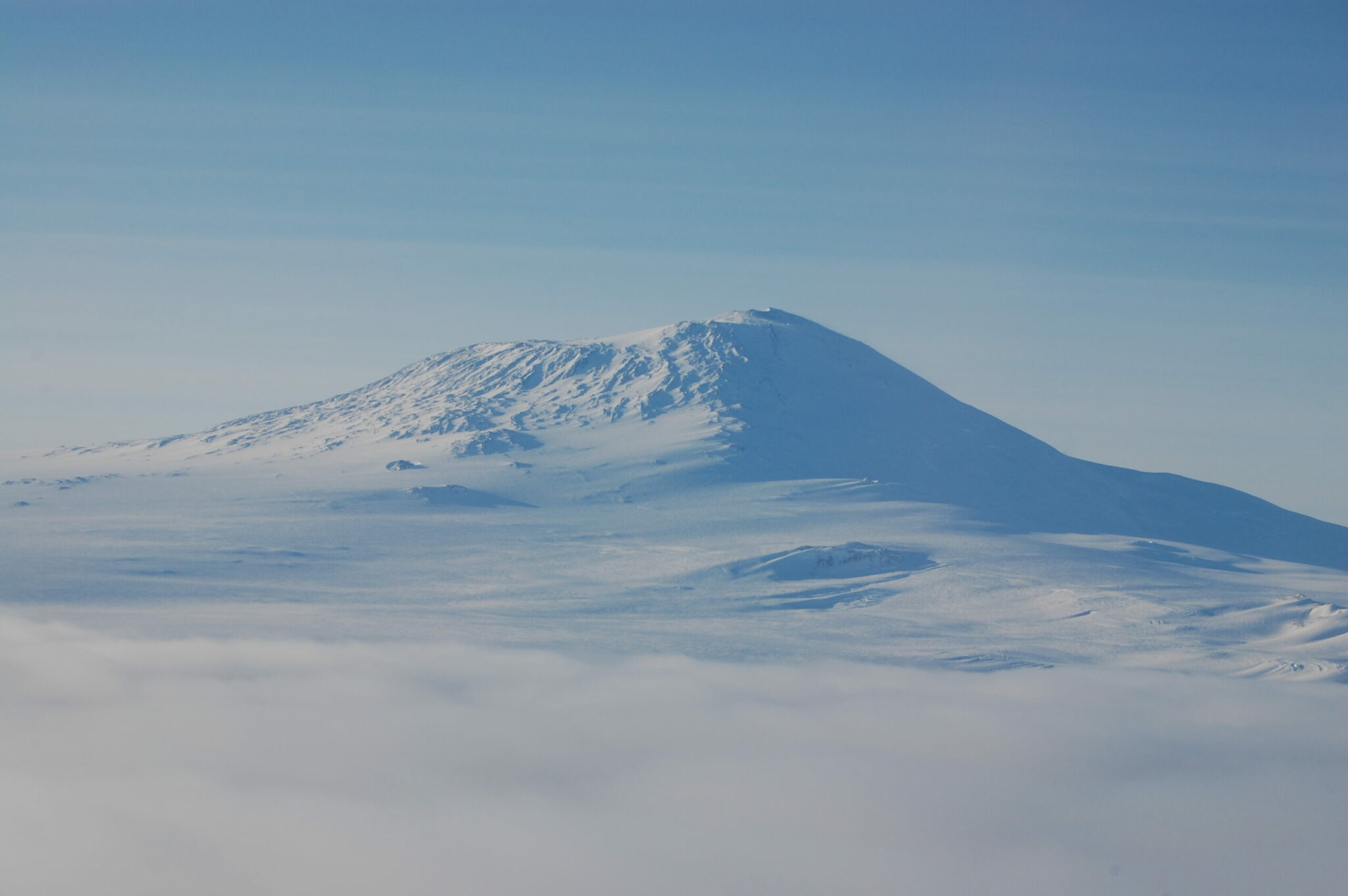 where is mount erebus and why is the volcano surrounded by ice scaled