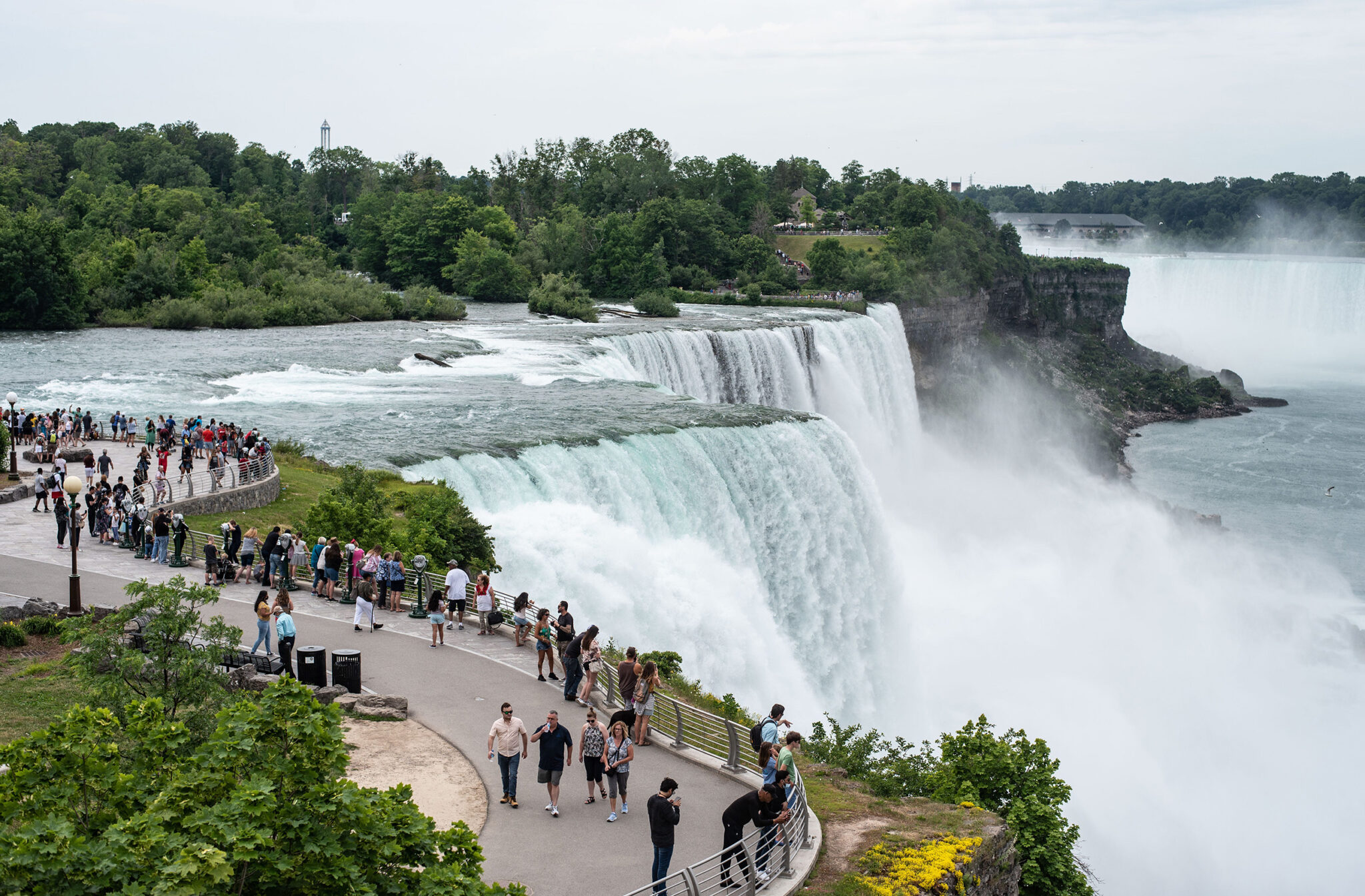 where is niagara falls located and is niagara falls in the united states or canada