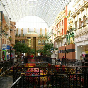 where is the largest shopping mall in north america and how many stores does west edmonton mall have