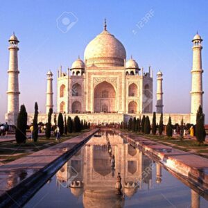 where is the taj mahal located and when did mughal emperor shah jahan build the taj mahal for his wife