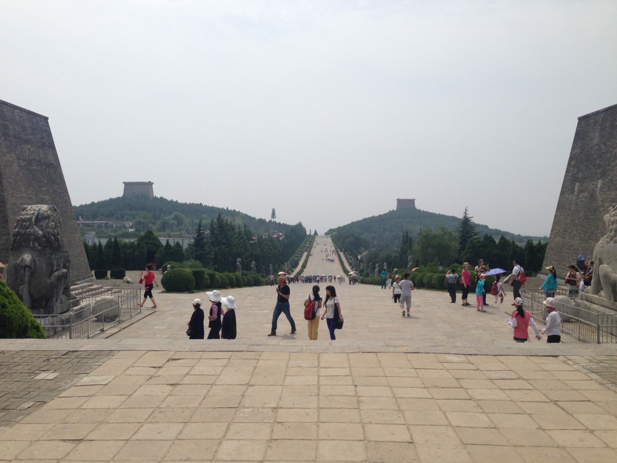 which chinese emperor was buried under mount li soon scaled